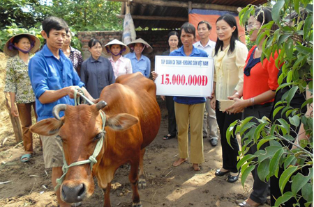 Hội LHPN tỉnh và Tập đoàn Công nghiệp Than – Khoáng sản Việt Nam hỗ trợ sản xuất cho hộ nghèo tại xã Hồng Phong, huyện Đông Triều
