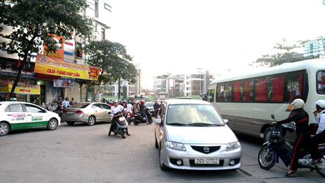 Các phương tiện qua lại rất lộn xộn.