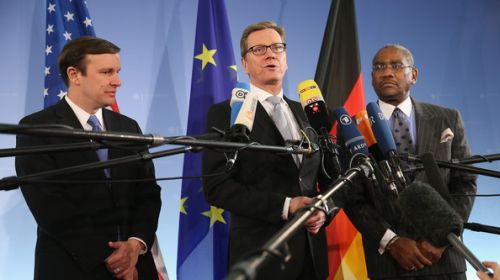 Thượng nghị sĩ Murphy (trái) và Ngoại trưởng Đức Guido Westerwelle (giữa) tại cuộc họp báo nhân chuyến thăm của ông Murphy tới Đức (Ảnh Getty Images)