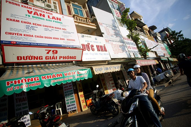 Đường Giải Phóng (Hà Nội) là nơi tập trung nhiều phòng khám tư, trong đó có Thẩm mỹ viện Cát Tường. Ảnh: Kỳ Anh