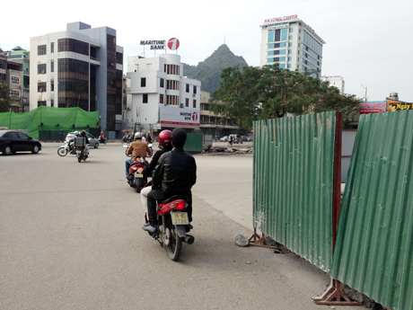 Rào chắn che khuất tầm nhìn, không có biển cảnh báo gây nguy hiểm cho phương tiện qua lại.