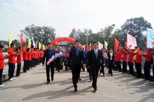 Lãnh đạo thành phố Khâm Châu (phải) đón đoàn đại biểu thanh niên Việt Nam tại Cửa khẩu Quốc tế Móng Cái.