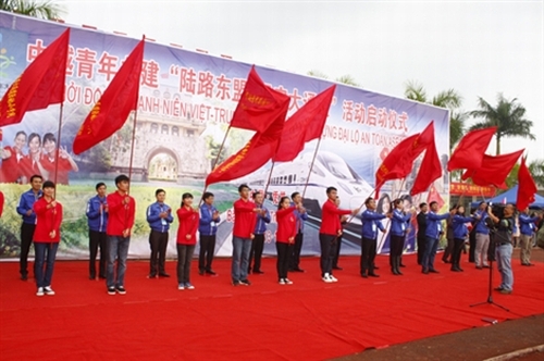 Giương cao ngọn cờ hữu nghị thể hiện quyết tâm chung tay xây dựng đại lộ an toàn ASEAN giữa Thanh niên hai nước Việt Nam – Trung Quốc.