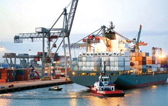 Nhiều chủ hàng chấp nhận thuê các nhà cung cấp dịch vụ nước ngoài với mức phí cao hơn.