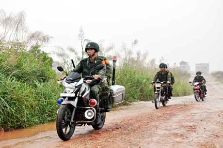 CBCS Đội đặc nhiệm (Phòng phòng chống tội phạm và ma tuý) BĐBP tỉnh tuần tra, bảo vệ tuyến biên giới trên địa bàn TP Móng Cái.