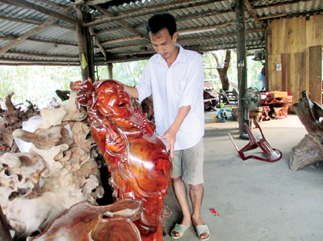 Anh Lý Văn Mười giới thiệu sản phẩm của cơ sở mình.