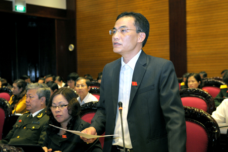 Đại biểu Trần Văn Minh, Phó trưởng Đoàn ĐBQH tỉnh phát biểu về dự án Luật bảo vệ môi trường (sửa đổi).