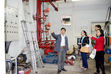 Đại diện Công ty Bảo hiểm BHS Quảng Ninh thẩm định thiết bị phòng chống cháy tại chợ Hạ Long II trước khi bán BHCN cho đơn vị này.
