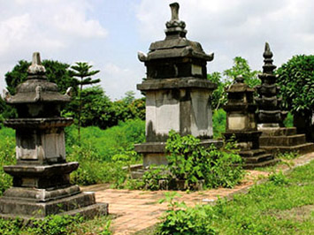 Vườn tháp chùa Quỳnh.