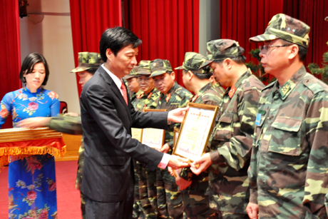 Đồng chí Nguyễn Văn Đọc, Phó Bí thư Tỉnh ủy, Chủ tịch UBND tỉnh tặng bằng khen của UBND tỉnh cho những tập thể, cá nhân có thành tích xuất sắc.