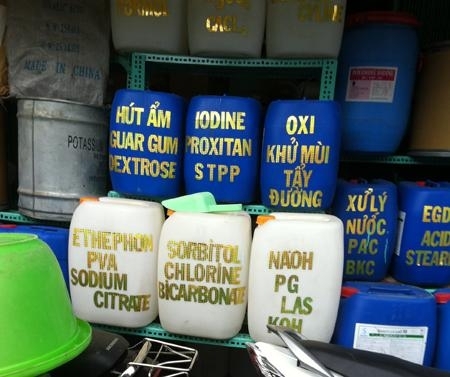 Hóa chất được đựng trong các can nhựa 10 lít, 25 lít, trong đó không ít loại dùng thúc chín trái cây và bảo quản trái cây nhưng hoàn toàn không nhãn hiệu, không nhà SX.