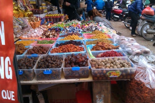 Hoa quả khô được bày lộ thiên tha hồ 