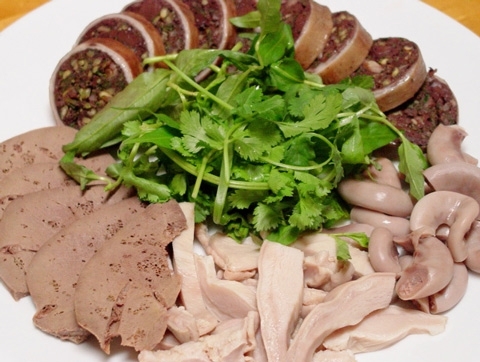 Để lòng lợn được trắng, giòn và không có mùi, người ta sử dụng một loại hóa chất để xử lý