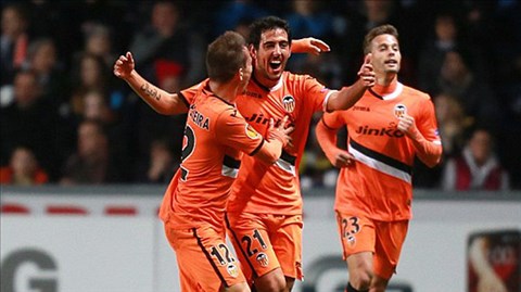 Dani Parejo (giữa) ăn mừng bàn thắng giúp Valencia đánh bại Swansea để giành vé vào vòng sau