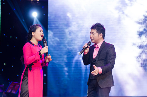 Anh Thơ và Trọng Tấn biểu diễn trong một đêm nhạc từ thiện (ảnh: K.D)