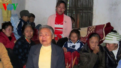 Gia đình và làng xóm đang ngóng chờ thông tin những người trên con tàu bị chìm