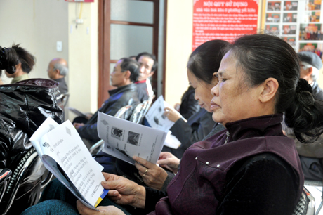 Người dân phường Yết Kiêu nghiên cứu tài liệu tuyên truyền an toàn giao thông.
