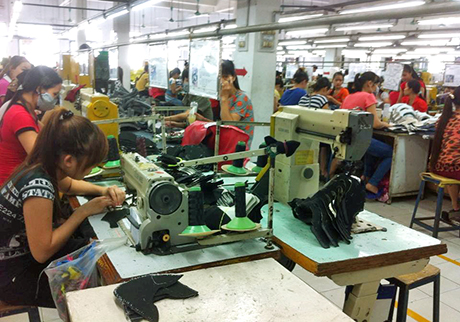 Gia công sản phẩm tại Công ty TNHH Everbest Việt Nam (Cẩm Phả). Ảnh: Thanh Hằng