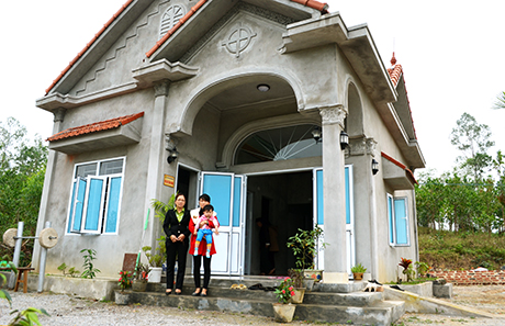 Gia đình chị Dương Thị Thơm, thôn An Phiên 2, xã Lê Lợi (Hoành Bồ) rạng ngời hạnh phúc trong ngôi nhà mới.