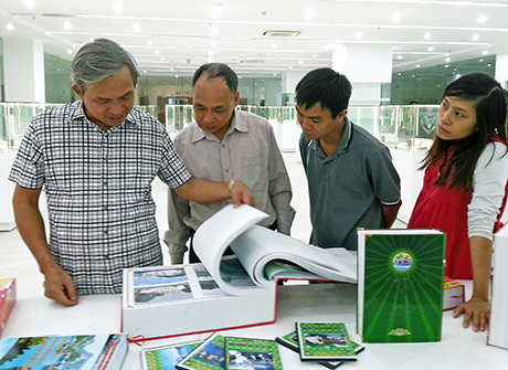 Bạn đọc nghiên cứu các tài liệu về tấm gương đạo đức Hồ Chí Minh tại Thư viện tỉnh.
