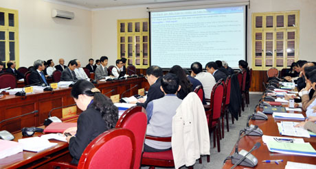 Các đại biểu nghe đơn vị tư vấn trình bàn bản quy hoạch xây dựng vùng tỉnh Quảng Ninh đến năm 2030, tầm nhìn đến năm 2050 và ngoài 2050.