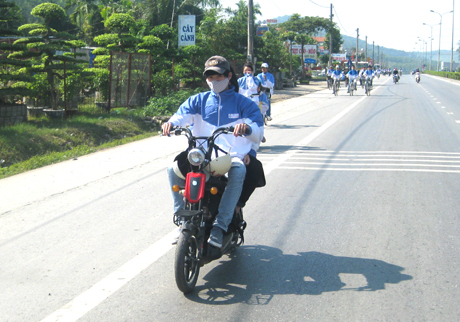 Đi xe đạp điện không đội mũ bảo hiểm.
