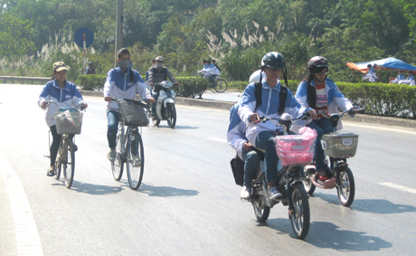 Đội mũ nhưng không cần cài quai.