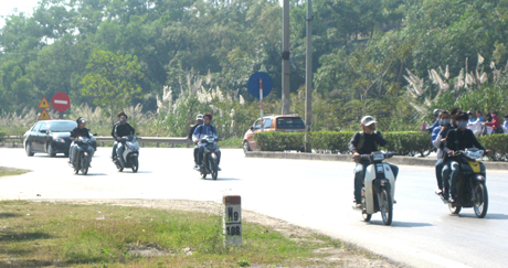 Đi xe máy, xe đạp, không đội mũ bảo hiểm, dàn hàng ngang trên đường.