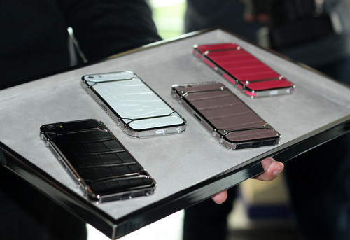 Bên cạnh Meridiist thế hệ II, Altelier cũng trình làng loạt phụ kiện xa xỉ dành riêng cho iPhone 5S.
