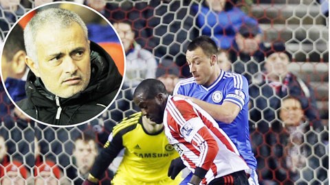 Với 3 lần thủng lưới trước Sunderland, rõ ràng hàng thủ của Chelsea đang khiến Mourinho rầu lòng