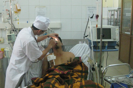 Bác sỹ Đỗ Văn Mạnh kiểm tra sức khỏe bệnh nhân Bùi Văn Đàng (25 tuổi) nhập viện ngày 3/12