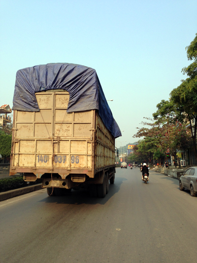 Xe quá khổ chạy trên QL18A, đoạn qua phường Hồng Hải (TP Hạ Long).