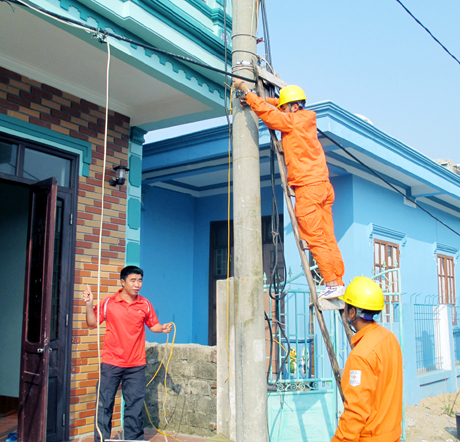 Sau khi có điện lưới quốc gia, việc vận hành và quản lý đã được giao cho Điện lực Cô Tô. Thời gian qua nhân viên Điện lực Cô Tô đang tiến hành thay mới dây và lắp thêm công tơ điện cho các hộ dân tại khu 2, thị trấn Cô Tô.