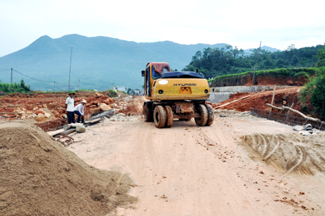 Thi công tuyến đường từ cửa khẩu Hoành Mô lên xã Đồng Văn (Bình Liêu).