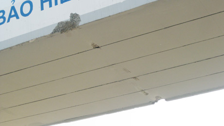 Dầm cầu bị nứt vỡ do xe quá khổ va đập vào.