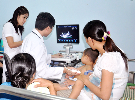 Khám sàng lọc bệnh tim bẩm sinh cho trẻ em tại Bệnh viện Bãi Cháy.