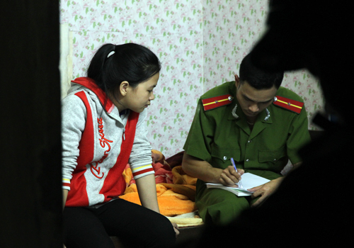 Khi công an lấy lời khai, nạn nhân là nữ sinh Thanh Hương chưa hết hoảng hồn. Ảnh: Nguyễn Đông