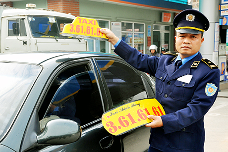 Cụ thể taxi “dù” không phù hiệu, lô gô, đèn mào gắn bằng nam châm dễ dàng tháo rời 
