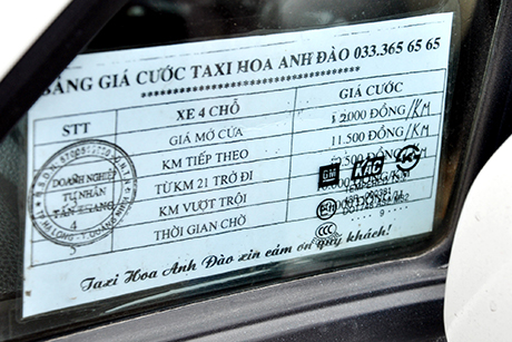 Không những thế, một số xe taxi còn sử dụng bảng niêm yết giá photocopy bị tẩy xoá giá cước (ảnh 3). 