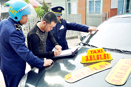 Trong quá trình kiểm tra, lực lượng TTGT đã phát hiện những sai phạm lập biên bản xử phạt ngay tại chỗ,