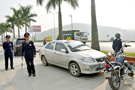 tuy nhiên một số lái xe đã có hành vi chống đối bằng cách khoá cửa bỏ đi, gây khó dễ cho cơ quan chức năng.
