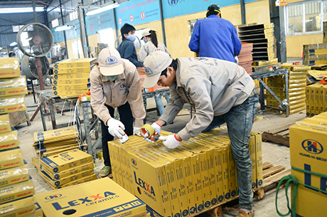 Đóng gói sản phẩm tại Công ty CP Gốm màu Hoàng Hà (Công ty CP Tập đoàn Hoàng Hà). Ảnh: Thanh Hằng