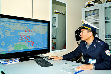Cán bộ Cảng vụ đường thuỷ nội địa kiểm tra phương tiện tàu du lịch hoạt động trên Vịnh Hạ Long thông qua thiết bị định vị vệ tinh (GPS).