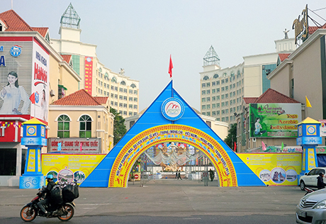Trung tâm Thương mại Hồng Vận đã sẵn sàng chuẩn bị cho Hội chợ Thương mại - Du lịch quốc tế Việt - Trung 2013.