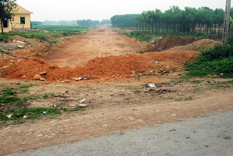 Dự án trục đường chính vào Khu công nghiệp - Cảng biển Hải Hà. (Ảnh chụp tháng 3-2012)