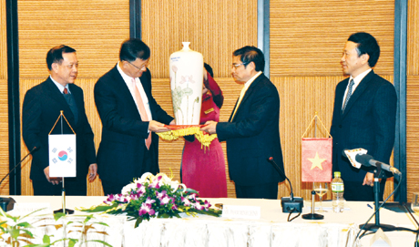 Bí thư Tỉnh uỷ Phạm Minh Chính tặng quà lưu niệm cho ông Oh Nak Young, Phó Đại sứ kiêm Tổng lãnh sự - Đại sứ quán Hàn Quốc tại Việt Nam.