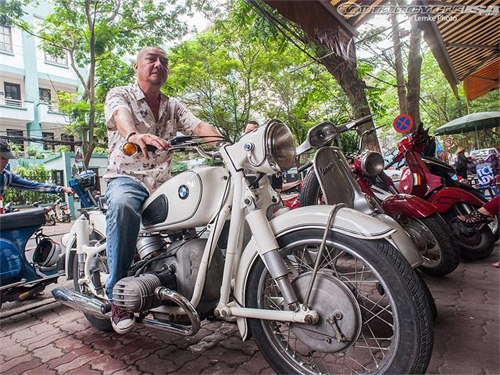 Anh Trần Quang Vinh và một chiếc BMW cổ.