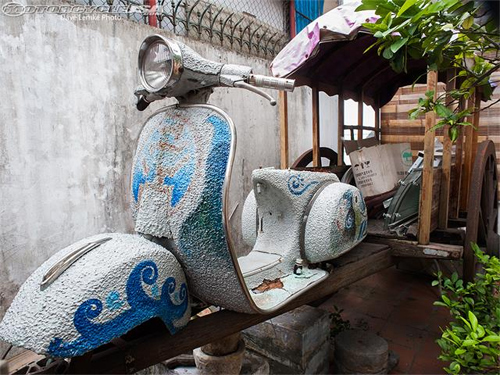 Một tác phẩm nghệ thuật trưng bày tại cửa hàng.