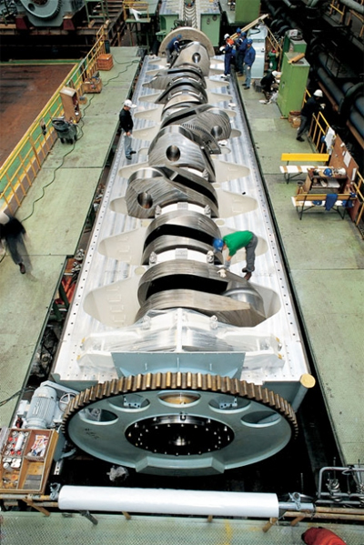 Riêng trục khuỷu nặng 300 tấn.