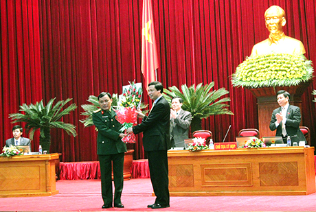 Đồng chí Nguyễn Đức Long, Phó Bí thư Tỉnh ủy, Chủ tịch UBND tỉnh tặng hoa chúc mừng đồng chí Đỗ Phương Thuấn, Chỉ huy trưởng Bộ Chỉ huy Quân sự tỉnh.